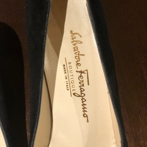 Vintage Salvatore Ferragamo 1990’s Suede Pumps - Picture 4 of 6